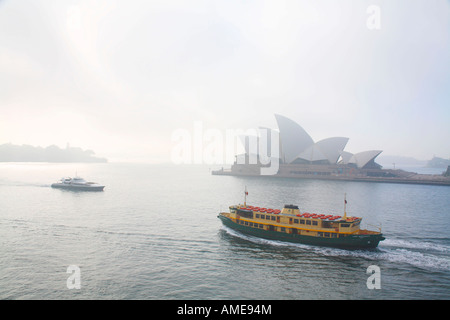 Le port de Sydney Ferries passant l'Opéra de Sydney lors d'un matin brumeux Sydney Australie Banque D'Images