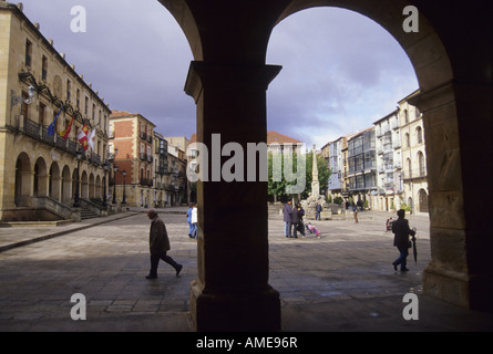 Fontaine des Lions de l'Hôtel de Ville et la place principale de SORIA en Castille et Léon ville region FRANCE Banque D'Images