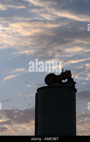 Le tracteur sur un silo Banque D'Images