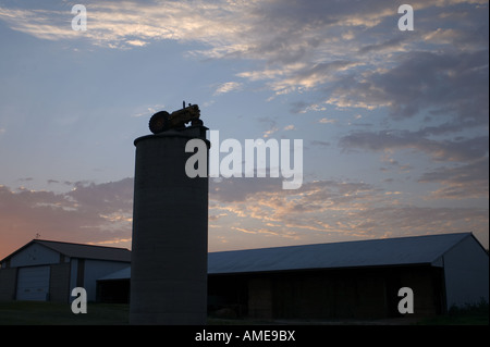 Le tracteur sur un silo Banque D'Images