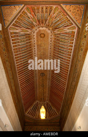 L'un des plafonds dans le palais de la Bahia à Marrakech, Maroc. Il a été construit à la fin du xixe siècle. Banque D'Images