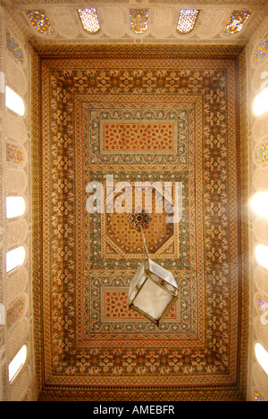 Plafond de salle à manger dans le palais de la Bahia à Marrakech, Maroc. Il a été construit à la fin du xixe siècle. Banque D'Images