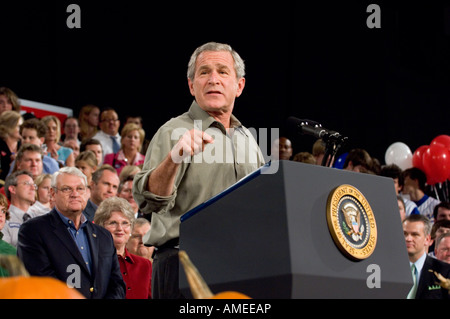 Le président américain George W Bush aborde une foule de supporters Banque D'Images