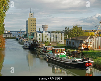 Barges navires à l'ancrage d'un canal d'une rivière au Canal de la Marne à Vitry le François Champagne Marne France Banque D'Images