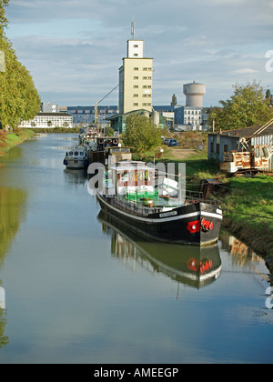 Barges navires à l'ancrage d'un canal d'une rivière au Canal de la Marne à Vitry le François Champagne Marne France Banque D'Images