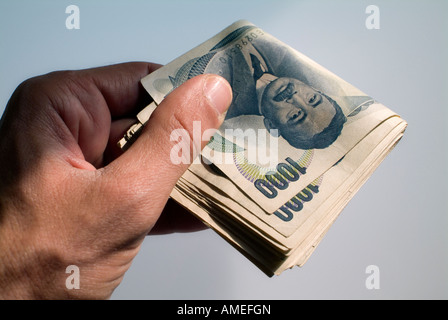 Close-up of a hand holding Yen billets de banque (monnaie japonaise) Banque D'Images