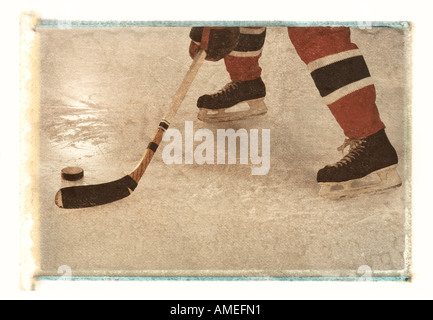 Portrait of Hockey Player Skating avec rondelle Banque D'Images