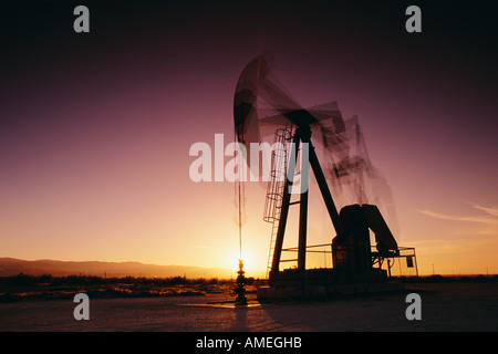 Forage de pétrole au coucher du soleil de la Californie, USA Banque D'Images