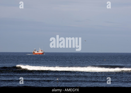 Bateau de pêche rentre au port à Fraserburgh, Écosse, Royaume-Uni, après la pêche de la mer du Nord. Banque D'Images