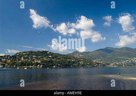 Vue depuis le parc au bord du lac de Côme à la ville principale sur le lac de Côme Italie pêche loisirs Banque D'Images