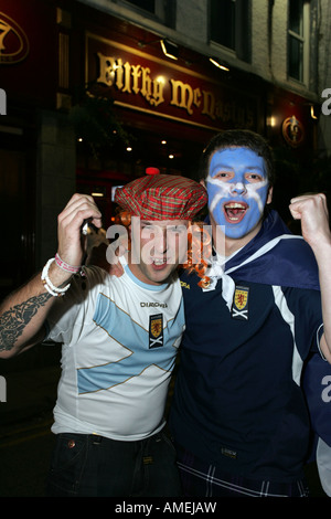 Scottish football fans cheering avec émotion après avoir vu leur équipe jouer à la télévision dans un pub à Aberdeen, Écosse, Royaume-Uni Banque D'Images