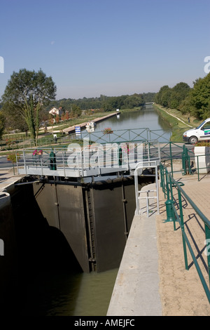 D'écluses sur le Canal latéral à la Loire qui traverse la Loire via le Pont Canal en raison Guetin France Banque D'Images