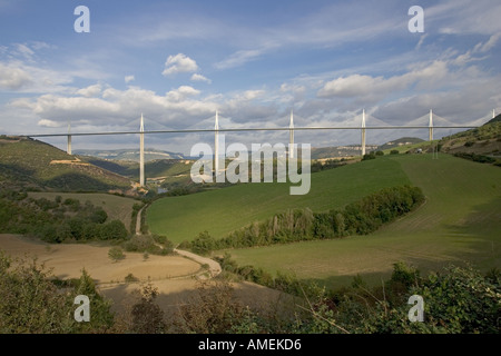 Viaduc de Millau plus haut pont du monde enjambant les gorges du Tarn dans le sud de la France Banque D'Images