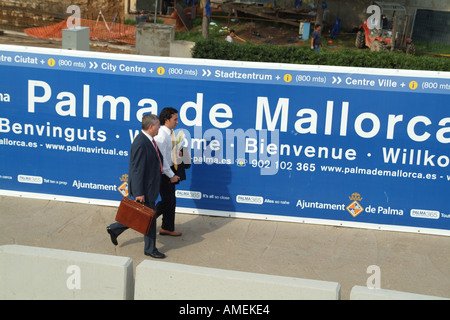 Les hommes d'affaires intelligents la marche dans la capitale Palma de Majorque Îles Baléares Espagne Banque D'Images