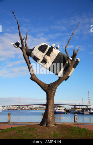 Jusqu'à la vache 'un arbre', situé sur l'Esplanade du port. C'est par l'artiste John Kelly Docklands Melbourne Australie Victoria Banque D'Images