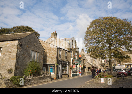 Bâtiments en pierre traditionnel vieux Malham village place pavée dans le Yorkshire Dales National Park Skipton North Yorkshire Angleterre UK Banque D'Images