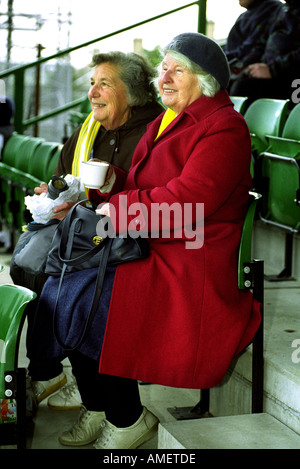 Un couple de dames âgées lors d'un match de football FA CUP FOREST GREEN ROVERS V TORQUAY UNITED UK Banque D'Images