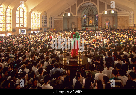 Église de l'intérieur de l'Église du Nazaréen noir à Manille Philippines Quiapo Banque D'Images