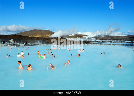 Aux personnes bénéficiant d'une journée ensoleillée en Svartsengi Blue Lagoon power plant en arrière-plan l'Islande Banque D'Images