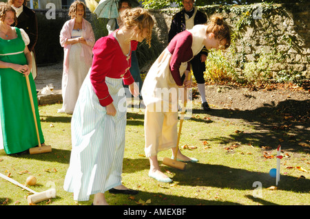 Parade de costumes géorgienne pour lancer le Jane Austen Festival en baignoire England UK GO playing croquet au Royal Crescent Hotel Banque D'Images