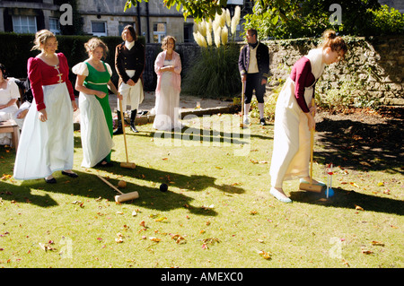 Parade de costumes géorgienne pour lancer le Jane Austen Festival en baignoire England UK GO playing croquet au Royal Crescent Hotel Banque D'Images