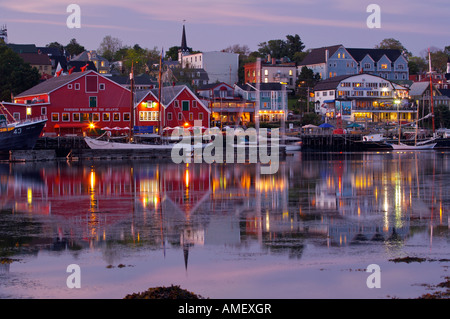 Musée des pêches de l'Atlantique et de la ville de Lunenburg, au coucher du soleil, le port de Lunenburg, Route des Phares, en Nouvelle-Écosse, Canada. Banque D'Images