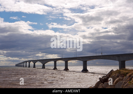 Pont de la Confédération et le détroit de Northumberland, vu de Borden Borden, Carleton Point, Queens, Prince Edward Island, Canada. Banque D'Images