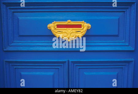 En letterbox jaune porte bleue Banque D'Images