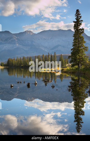 Silent Lake au début de l'automne dans les montagnes du matin Banque D'Images