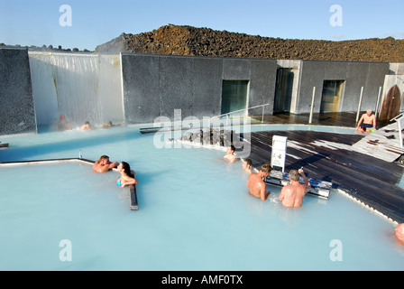 Bénéficiant d'Islandais journée ensoleillée en Blue Lagoon Iceland Banque D'Images