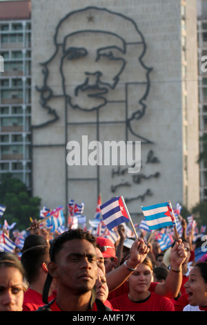 La foule agitant des drapeaux cubain Fidel Castro pendant le discours de la fête du Travail en face de la fresque de Che Guevaro Banque D'Images