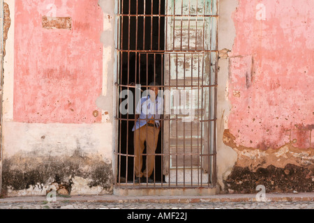 Homme debout dans une résidence de la porte d'un bâtiment ancien à Trinidad Cuba Banque D'Images