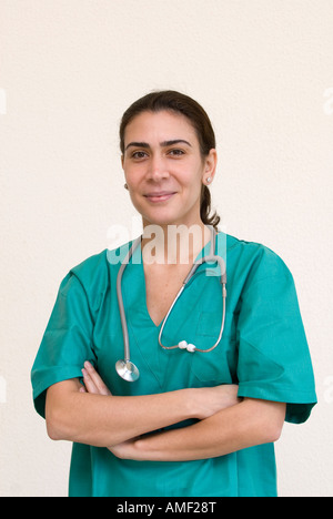 Femme médecin chirurgien bras croisés Banque D'Images