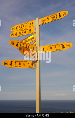 Panneau multi-destinations en face de la Cape Reinga Lighthouse sur Cape Reinga, Northland, Nouvelle-Zélande, île du Nord. Banque D'Images