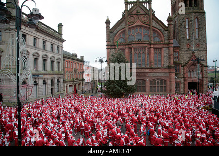 Plus de 10 000 personnes habillées en père Noël tenter le record mondial Guinness dans guildhall square Derry en Irlande du Nord Banque D'Images