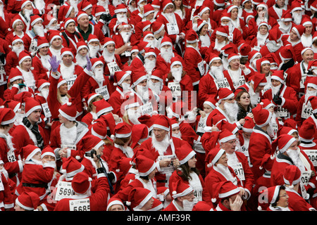 Plus de 10 000 personnes habillées en père Noël tenter le record mondial Guinness à Derry en Irlande du Nord Banque D'Images