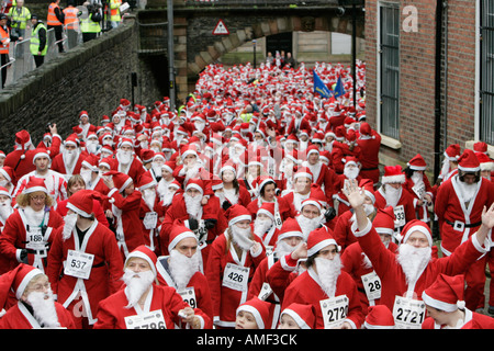 Plus de 10 000 personnes habillées en père Noël à pied à travers le magazine Gate pour tenter le record mondial Guinness à Derry Banque D'Images