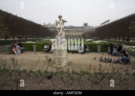 Jardin du palais royal paris au début du printemps Banque D'Images