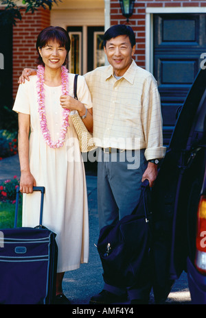 Portrait of mature Couple in Front of House avec assurance Banque D'Images