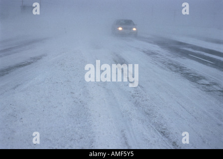 Voiture sur route dans une tempête de neige, Ottawa, Ontario, Canada Banque D'Images