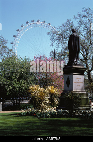 Statue dans le jardin et grande roue du millénaire, Londres, Angleterre Banque D'Images