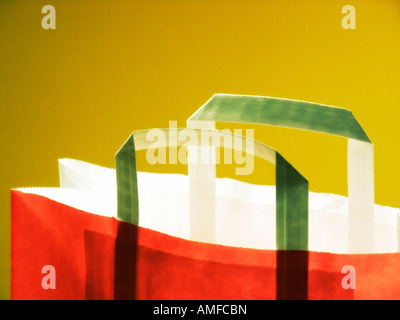 Sac en papier rouge par un fond jaune Banque D'Images