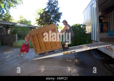 Movers pousser un piano sur une rampe dans le camion de déménagement à Boise, Idaho. Banque D'Images