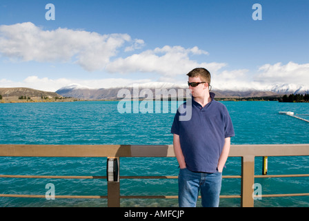 Teenage boy au lac Ruataniwha, néos-zélandais Île du Sud Banque D'Images