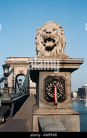 Statue de Lion sur le pont à chaînes Széchenyi, Lanchid, sur le Danube, Budapest, Hongrie Banque D'Images