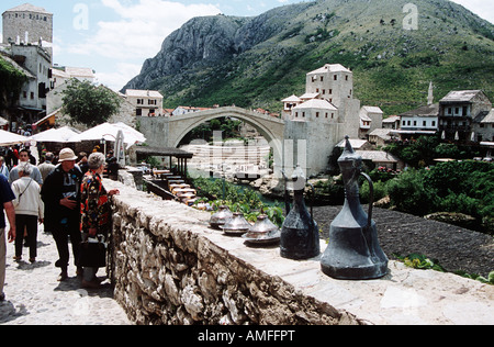 Stari Most, le vieux pont, à la suite de la reconstruction, les touristes et la rivière Neretva, Mostar, Bosnie-Herzégovine, l'ex-Yougoslavie Banque D'Images