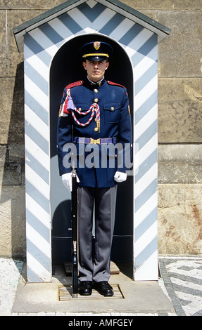 Soldat qui monte la garde dans la guérite, le château de Prague, Prazsky Hrad, Prague, République Tchèque Banque D'Images