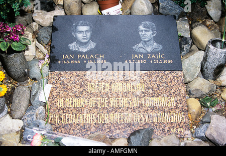 Plaque commémorative à Jan Palach et Jan Zajic, Place Venceslas, Vaclavske Namesti, Prague, République Tchèque Banque D'Images