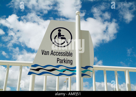 Panneaux de stationnement Handicap handicapés parking réserve espacés pour les handicapés Banque D'Images