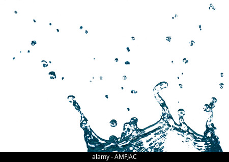 Goutte d'eau créant un splash avec un effet tonifiant frais et moderne Banque D'Images